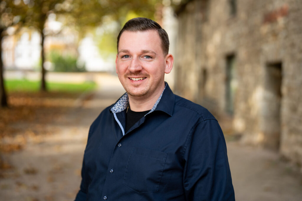 Zu sehen ist Hier Herr Simon Felden (Bestatter Tübingen) vom Besattungsdienst Felden